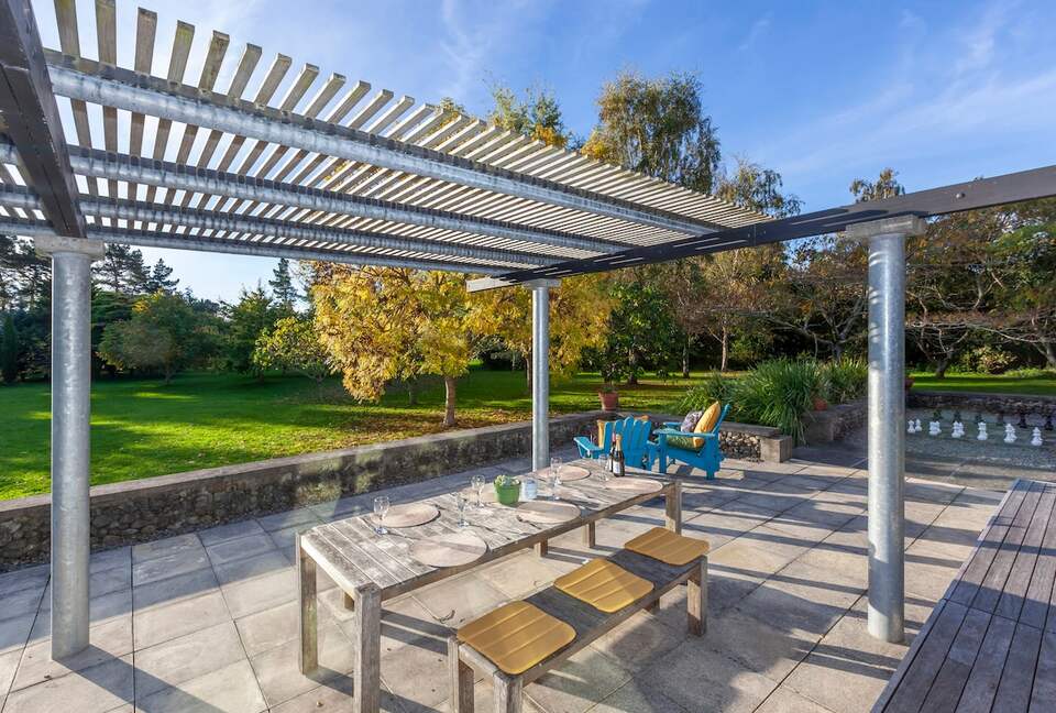 A Peaceful Architectural Sanctuary with Spa Pool - Te Horo, New Zealand