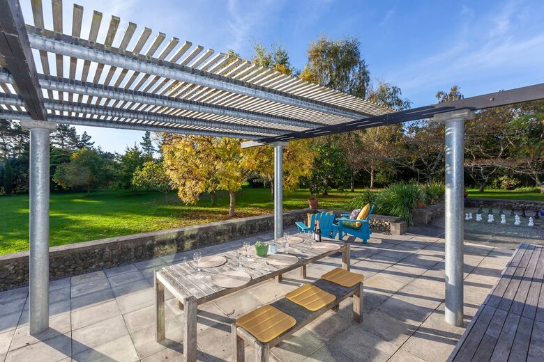 A Peaceful Architectural Sanctuary with Spa Pool - Te Horo, New Zealand