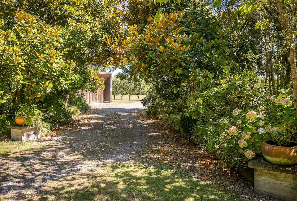A Peaceful Architectural Sanctuary with Spa Pool - Te Horo, New Zealand