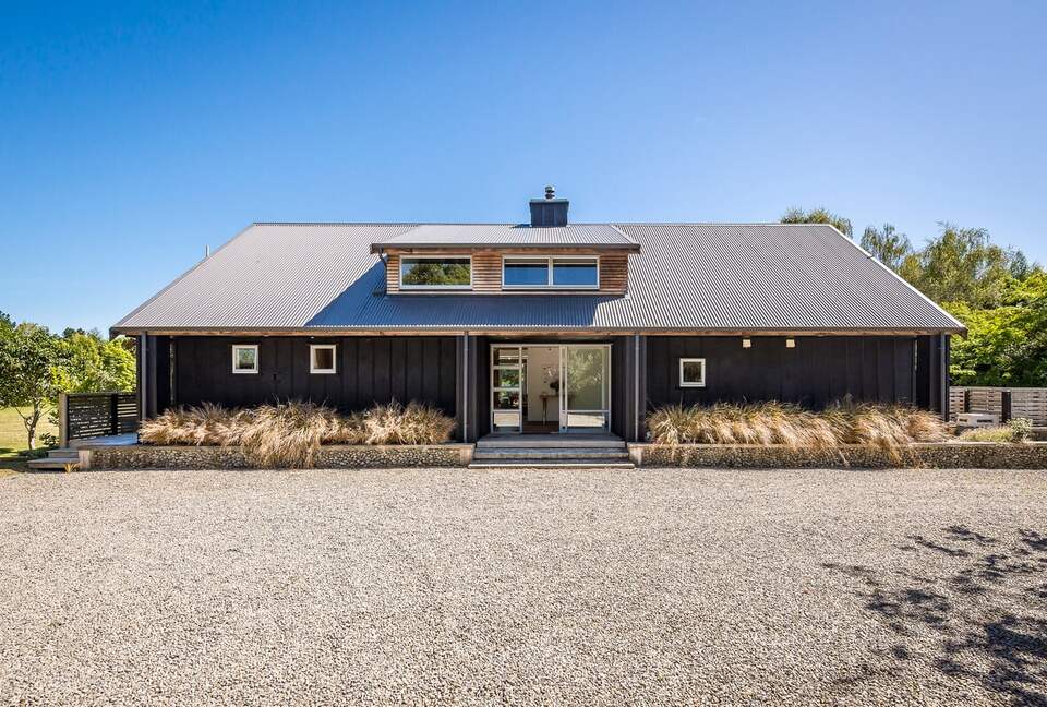 A Peaceful Architectural Sanctuary with Spa Pool - Te Horo, New Zealand
