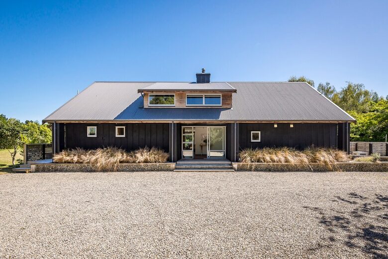 A Peaceful Architectural Sanctuary with Spa Pool - Te Horo, New Zealand