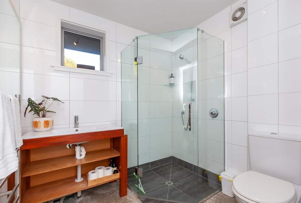 A Peaceful Architectural Sanctuary with Spa Pool - Te Horo, New Zealand