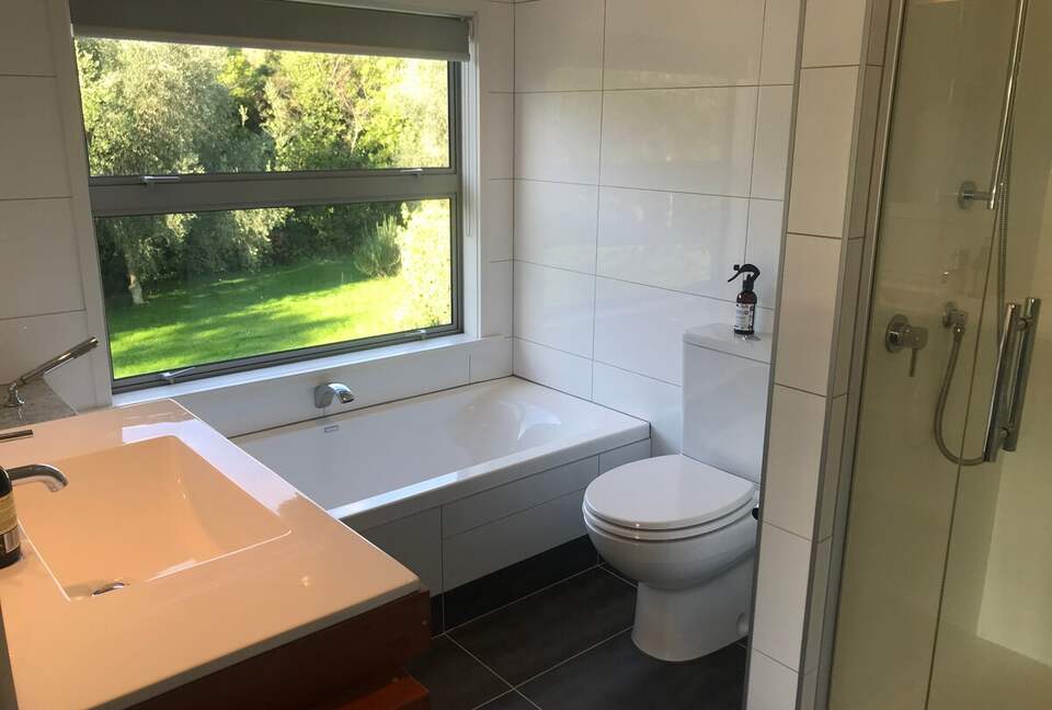 A Peaceful Architectural Sanctuary with Spa Pool - Te Horo, New Zealand