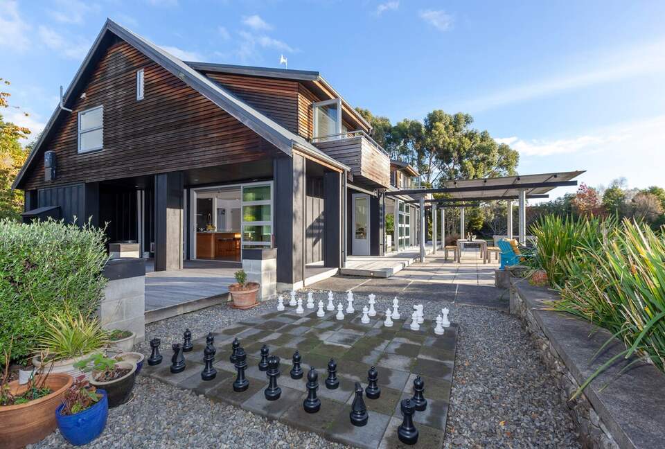 A Peaceful Architectural Sanctuary with Spa Pool - Te Horo, New Zealand