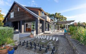 A Peaceful Architectural Sanctuary with Spa Pool - Te Horo, New Zealand