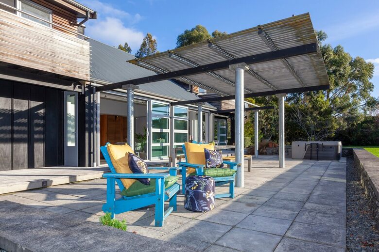 A Peaceful Architectural Sanctuary with Spa Pool - Te Horo, New Zealand