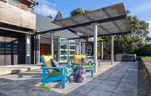 A Peaceful Architectural Sanctuary with Spa Pool - Te Horo, New Zealand