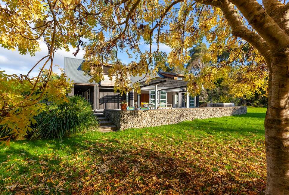 A Peaceful Architectural Sanctuary with Spa Pool - Te Horo, New Zealand