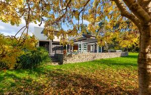 A Peaceful Architectural Sanctuary with Spa Pool - Te Horo, New Zealand