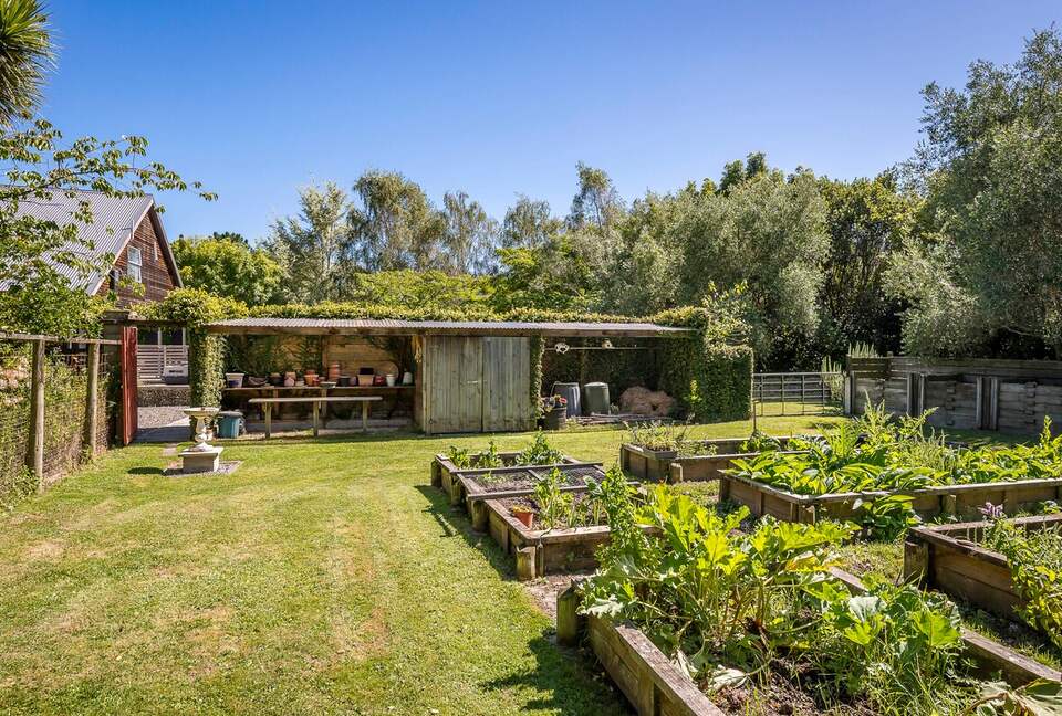 A Peaceful Architectural Sanctuary with Spa Pool - Te Horo, New Zealand