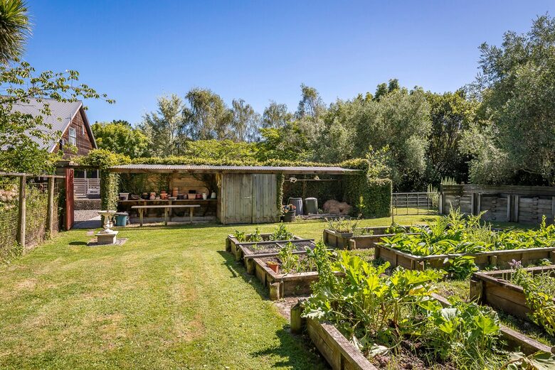 A Peaceful Architectural Sanctuary with Spa Pool - Te Horo, New Zealand