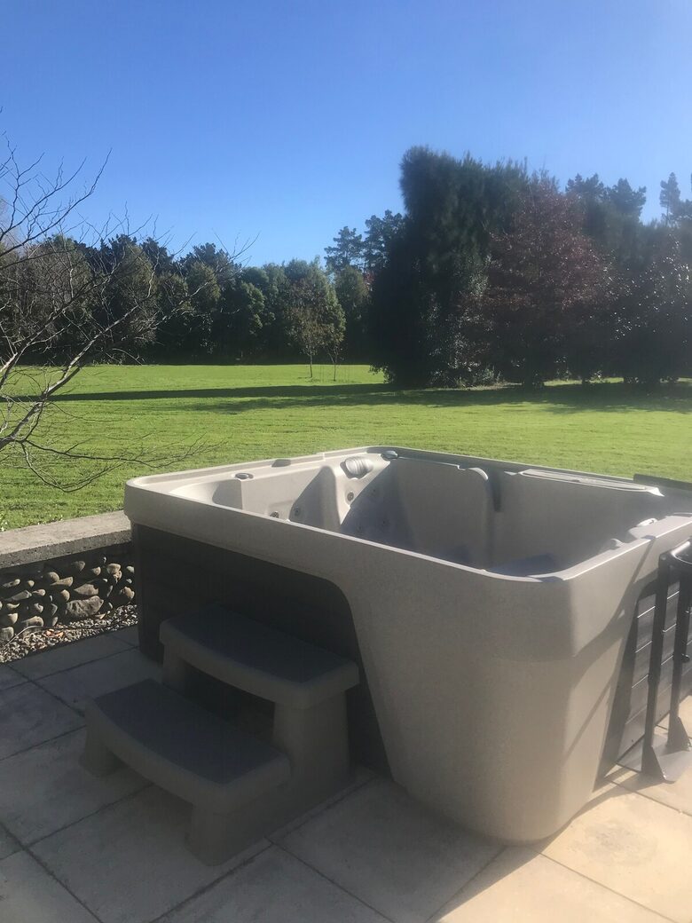 A Peaceful Architectural Sanctuary with Spa Pool - Te Horo, New Zealand