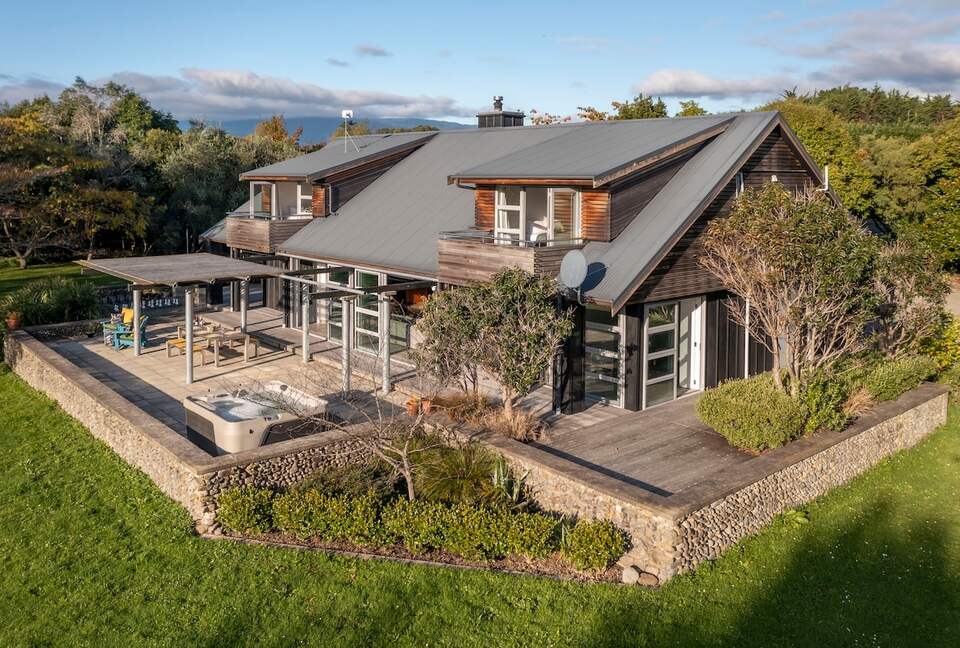 A Peaceful Architectural Sanctuary with Spa Pool - Te Horo, New Zealand