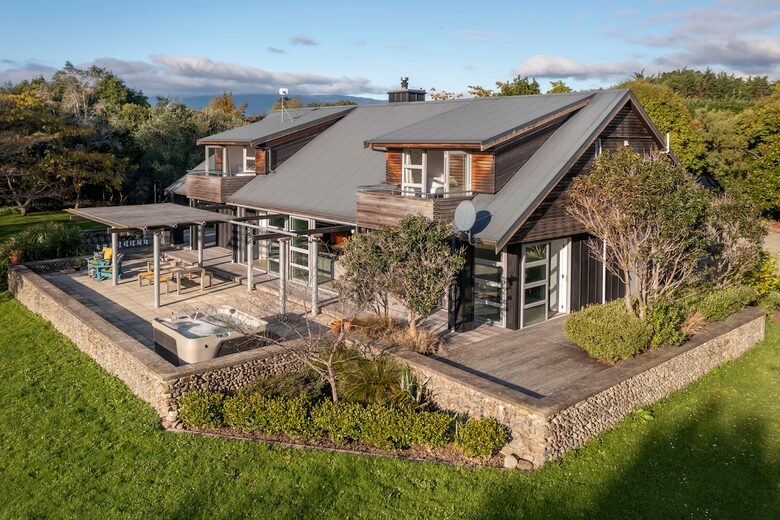 A Peaceful Architectural Sanctuary with Spa Pool - Te Horo, New Zealand