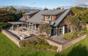 A Peaceful Architectural Sanctuary with Spa Pool - Te Horo, New Zealand