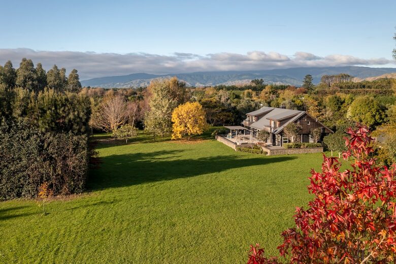 A Peaceful Architectural Sanctuary with Spa Pool - Te Horo, New Zealand