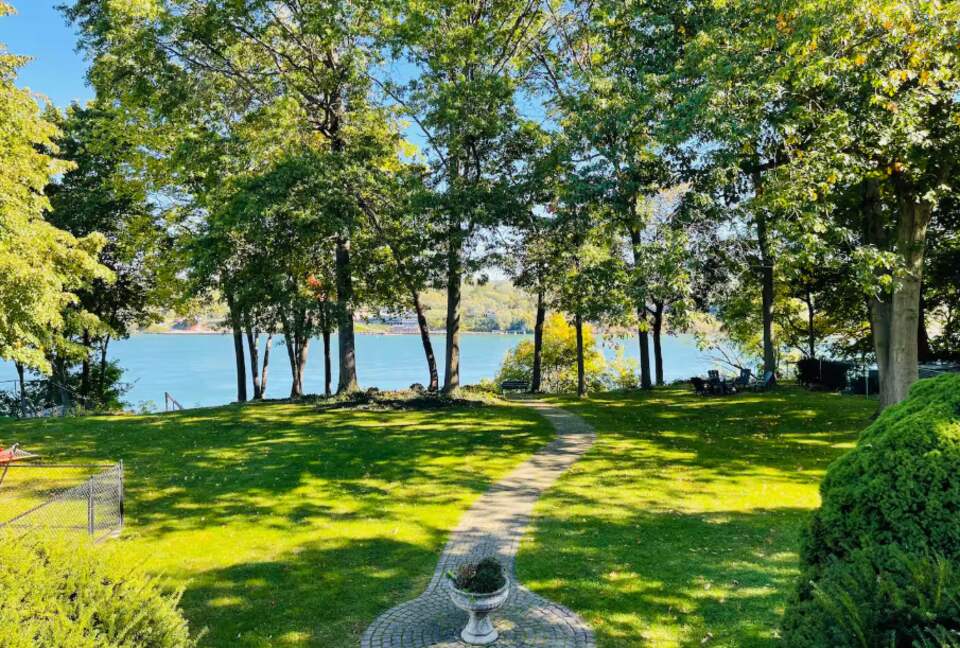 Niagara Riverfront Contemporary Retreat - Niagara-on-the-Lake, Canada