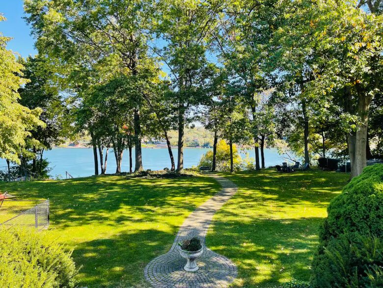 Niagara Riverfront Contemporary Retreat - Niagara-on-the-Lake, Canada