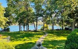 Niagara Riverfront Contemporary Retreat - Niagara-on-the-Lake, Canada