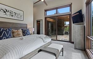 Five-Bedroom Alpine Escape with Forest Views & Resort Amenities - Silverthorne, Colorado