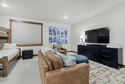 Five-Bedroom Alpine Escape with Forest Views & Resort Amenities - Silverthorne, Colorado