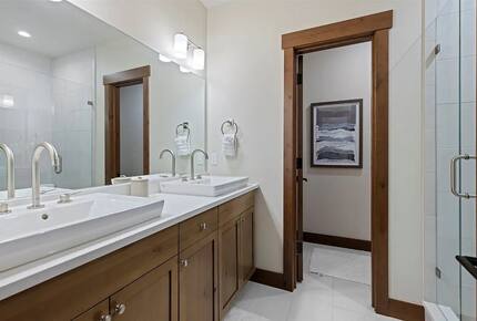 Five-Bedroom Alpine Escape with Forest Views & Resort Amenities - Silverthorne, Colorado