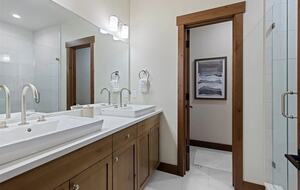 Five-Bedroom Alpine Escape with Forest Views & Resort Amenities - Silverthorne, Colorado