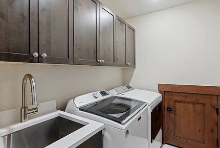 Five-Bedroom Alpine Escape with Forest Views & Resort Amenities - Silverthorne, Colorado