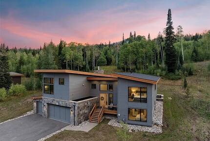 Five-Bedroom Alpine Escape with Forest Views & Resort Amenities - Silverthorne, Colorado