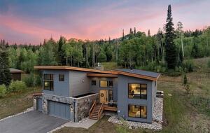 Five-Bedroom Alpine Escape with Forest Views & Resort Amenities - Silverthorne, Colorado
