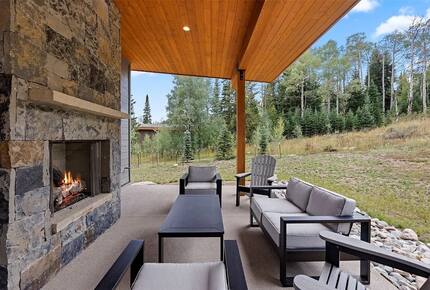 Five-Bedroom Alpine Escape with Forest Views & Resort Amenities - Silverthorne, Colorado
