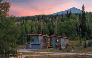 Five-Bedroom Alpine Escape with Forest Views & Resort Amenities - Silverthorne, Colorado