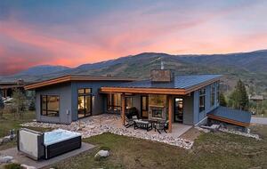 Five-Bedroom Alpine Escape with Forest Views & Resort Amenities - Silverthorne, Colorado