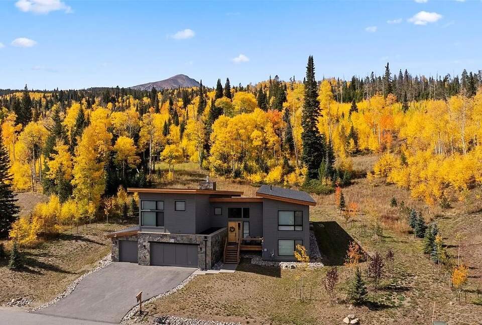 Five-Bedroom Alpine Escape with Forest Views & Resort Amenities - Silverthorne, Colorado