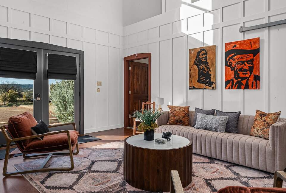 Rustic-Luxury Farmhouse Minutes from Fredericksburg Main Street - Fredericksburg, Texas