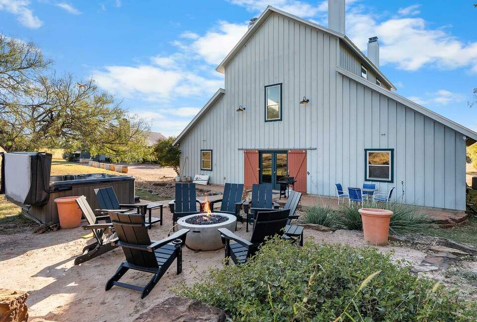Rustic-Luxury Farmhouse Minutes from Fredericksburg Main Street - Fredericksburg, Texas