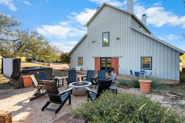 Rustic-Luxury Farmhouse Minutes from Fredericksburg Main Street - Fredericksburg, Texas