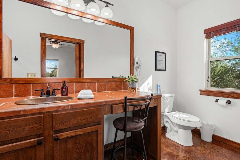 Rustic-Luxury Farmhouse Minutes from Fredericksburg Main Street - Fredericksburg, Texas