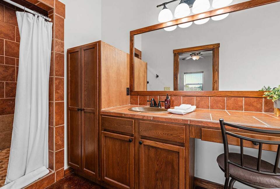 Rustic-Luxury Farmhouse Minutes from Fredericksburg Main Street - Fredericksburg, Texas