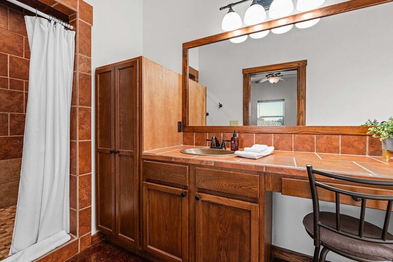 Rustic-Luxury Farmhouse Minutes from Fredericksburg Main Street - Fredericksburg, Texas