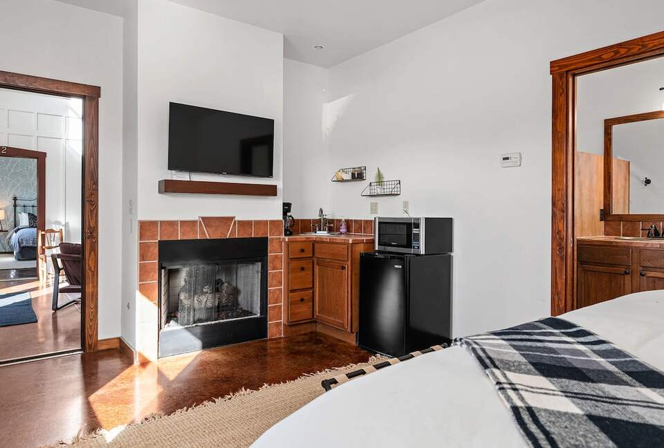 Rustic-Luxury Farmhouse Minutes from Fredericksburg Main Street - Fredericksburg, Texas