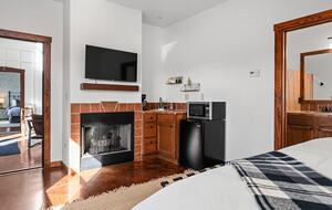 Rustic-Luxury Farmhouse Minutes from Fredericksburg Main Street - Fredericksburg, Texas