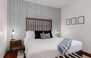 Rustic-Luxury Farmhouse Minutes from Fredericksburg Main Street - Fredericksburg, Texas