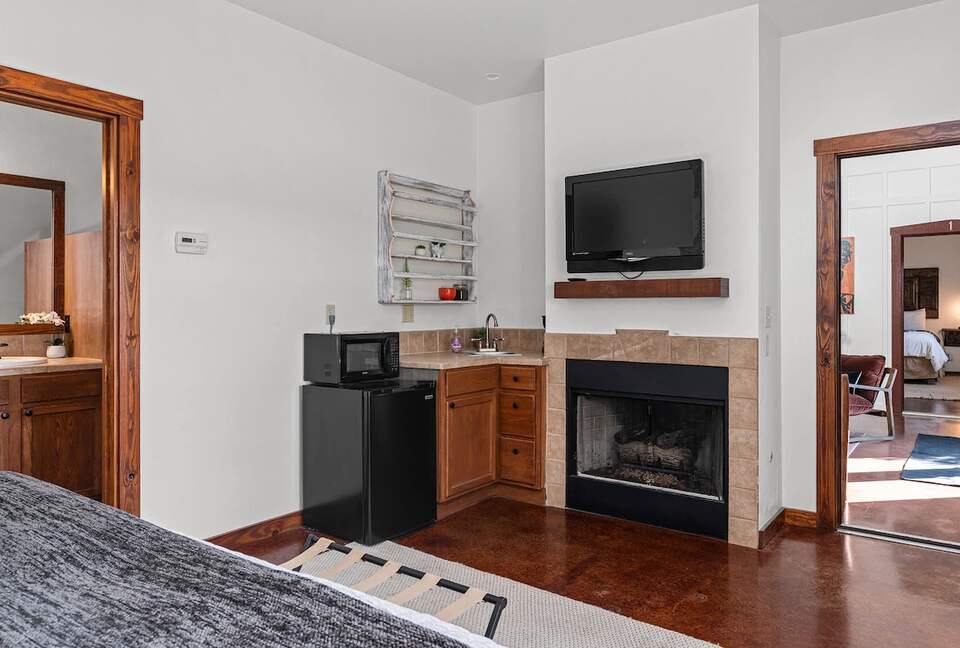 Rustic-Luxury Farmhouse Minutes from Fredericksburg Main Street - Fredericksburg, Texas