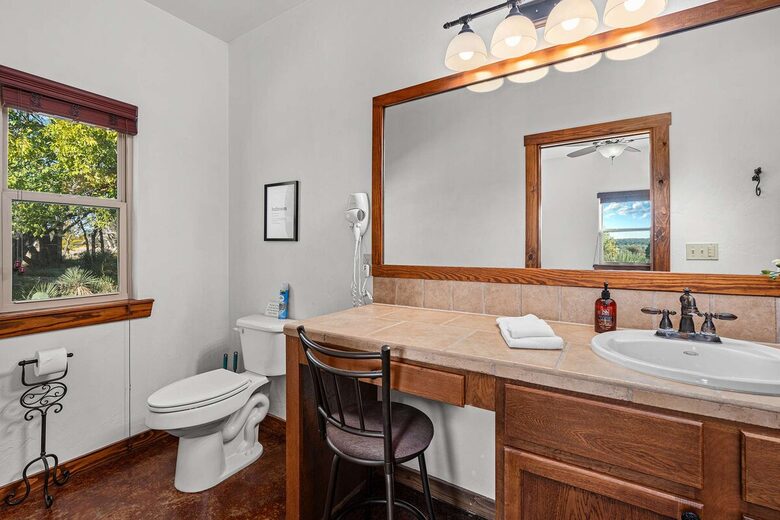 Rustic-Luxury Farmhouse Minutes from Fredericksburg Main Street - Fredericksburg, Texas