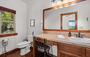 Rustic-Luxury Farmhouse Minutes from Fredericksburg Main Street - Fredericksburg, Texas