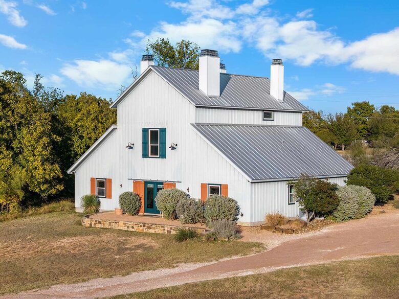 Rustic-Luxury Farmhouse Minutes from Fredericksburg Main Street - Fredericksburg, Texas