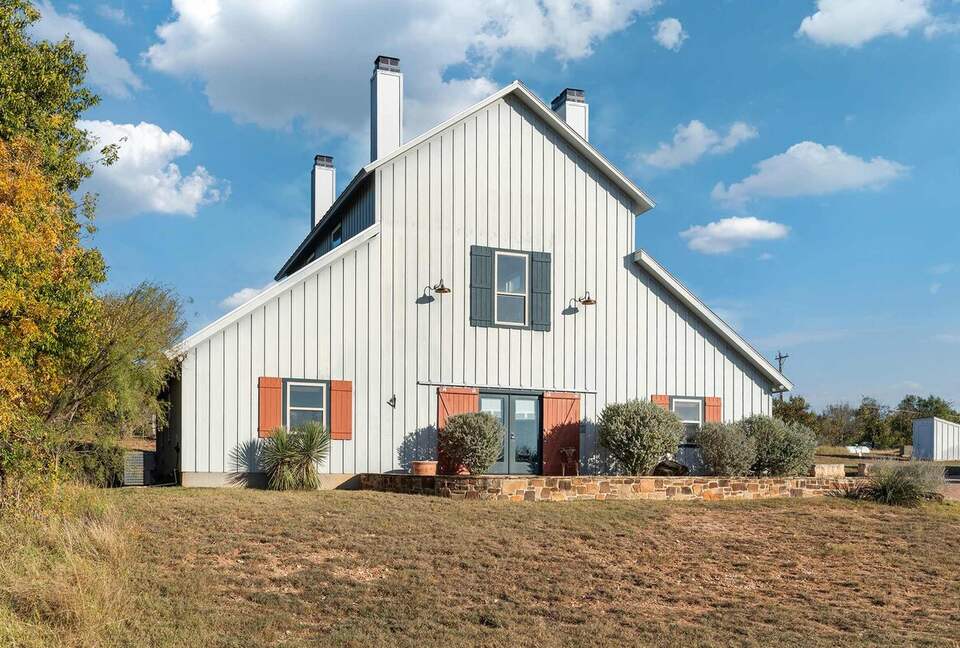 Rustic-Luxury Farmhouse Minutes from Fredericksburg Main Street - Fredericksburg, Texas