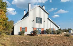 Rustic-Luxury Farmhouse Minutes from Fredericksburg Main Street - Fredericksburg, Texas