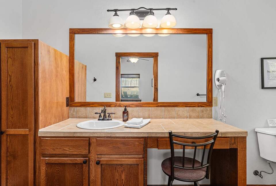 Rustic-Luxury Farmhouse Minutes from Fredericksburg Main Street - Fredericksburg, Texas